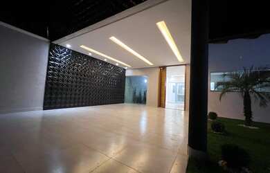 Imagem: A casa possui 3 Dormitórios, 2 Banheiros, 3 Vagas na garagem