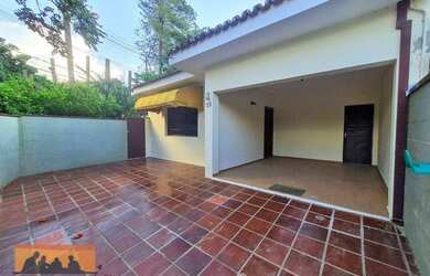 Imagem: A casa possui 3 Dormitórios, 2 Banheiros, 3 Vagas na garagem