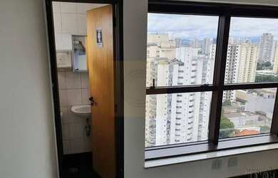 Imagem: O depósito à venda possui 3 Vagas na garagem e 90m² de Área