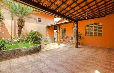 Imagem: A casa possui 4 Dormitórios, 2 Banheiros, 2 Vagas na garagem