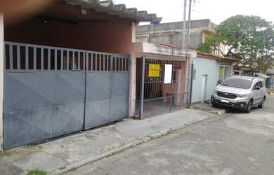 Imagem: A casa possui 3 Dormitórios, 1 Banheiro, 3 Vagas na garagem
