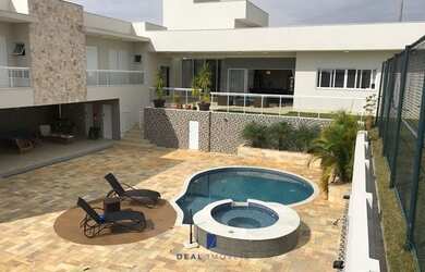 Imagem: A casa em condomínio possui 4 Dormitórios, 5 Banheiros, 5