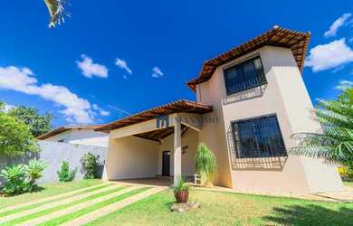 Imagem: A casa em condomínio possui 4 Dormitórios, 5 Banheiros e 326m²