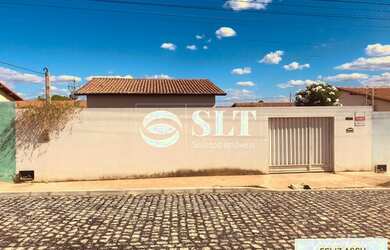 Imagem: A casa possui 2 Dormitórios, 1 Banheiro, 1 Vaga na garagem