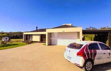 Imagem: A casa possui 4 Dormitórios, 3 Banheiros, 2 Vagas na garagem