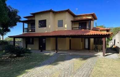 Imagem: A casa possui 4 Dormitórios, 3 Banheiros, 2 Vagas na garagem