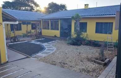 Imagem: A casa possui 3 Dormitórios, 2 Banheiros, 3 Vagas na garagem