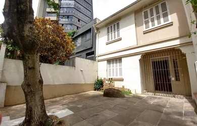 Imagem: A casa possui 4 Dormitórios, 2 Banheiros, 2 Vagas na garagem