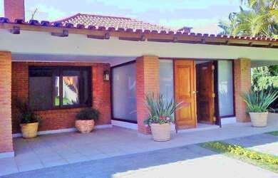 Imagem: A casa em condomínio possui 4 Dormitórios, 5 Banheiros, 3