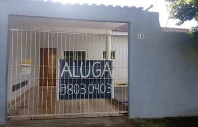 Imagem: A casa possui 3 Dormitórios, 2 Banheiros, 2 Vagas na garagem