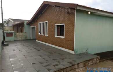 Imagem: A casa possui 4 Dormitórios, 2 Banheiros, 5 Vagas na garagem