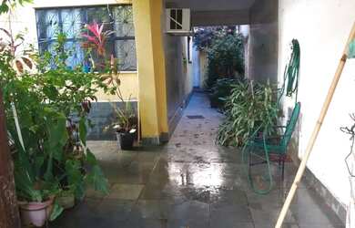 Imagem: A casa possui 4 Dormitórios, 2 Banheiros, 1 Vaga na garagem