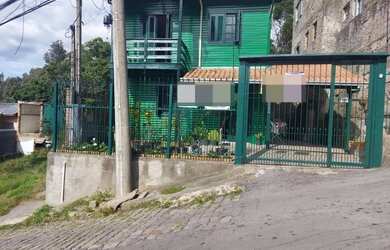 Imagem: A casa possui 2 Dormitórios, 2 Banheiros, 2 Vagas na garagem