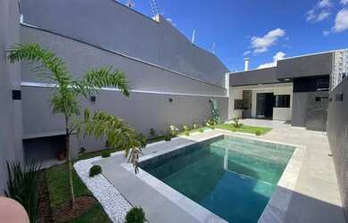 Imagem: A casa possui 3 Dormitórios, 2 Banheiros, 2 Vagas na garagem