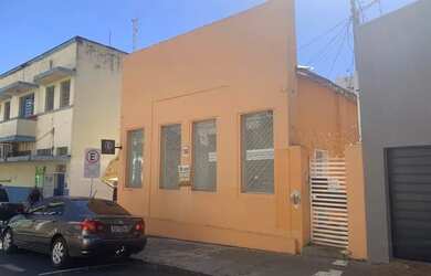 Imagem: A casa possui 4 Dormitórios, 1 Banheiro, 5 Vagas na garagem