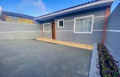 Imagem: A casa possui 3 Dormitórios, 1 Banheiro, 2 Vagas na garagem