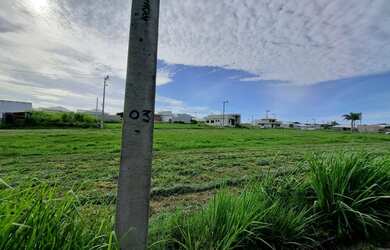 Imagem: O terreno e possui Dormitórios, Suítes, Banheiros, 360-0m²