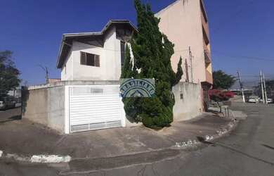 Imagem: A casa possui 4 Dormitórios, 3 Banheiros, 3 Vagas na garagem