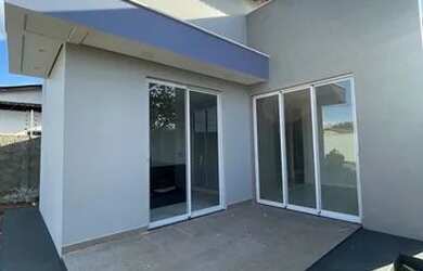 Imagem: A casa possui 3 Dormitórios, 2 Banheiros, 5 Vagas na garagem