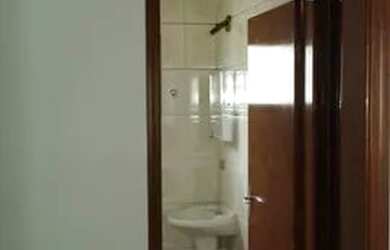 Imagem: A casa possui 3 Dormitórios, 1 Banheiro, 2 Vagas na garagem