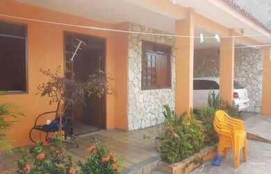 Imagem: A casa possui 3 Dormitórios, 2 Banheiros, 1 Vaga na garagem