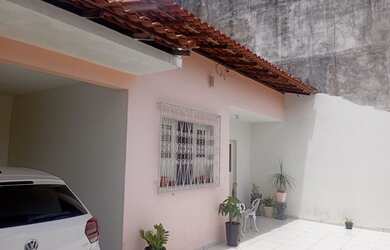 Imagem: A casa possui 2 Dormitórios, 2 Banheiros, 2 Vagas na garagem