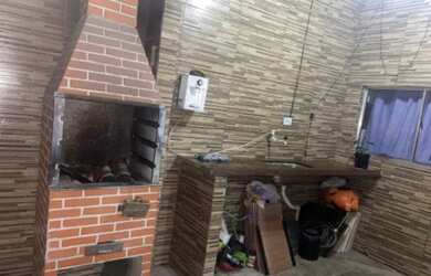 Imagem: A casa possui 2 Dormitórios, 1 Banheiro e 1 Vaga na garagem