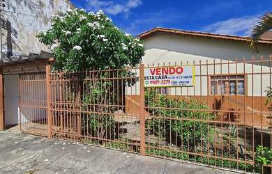 Imagem: A casa possui 4 Dormitórios, 2 Banheiros, 2 Vagas na garagem