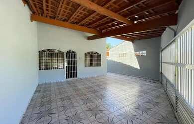 Imagem: A casa possui 2 Dormitórios, 1 Banheiro, 3 Vagas na garagem