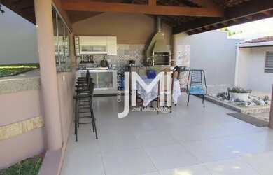 Imagem: A casa possui 2 Dormitórios, 3 Banheiros, 5 Vagas na garagem