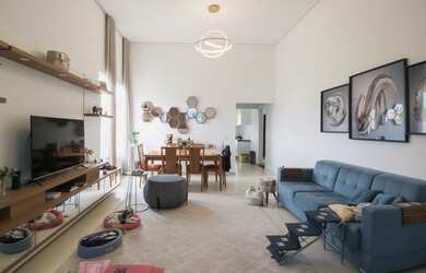 Imagem: A casa possui 2 Dormitórios, 1 Banheiro, 2 Vagas na garagem