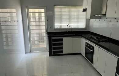 Imagem: A casa possui 3 Dormitórios, 4 Banheiros, 2 Vagas na garagem