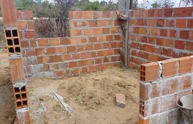 Imagem: A casa possui 2 Dormitórios, 1 Banheiro, 1 Vaga na garagem