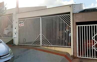 Imagem: A casa possui 3 Dormitórios, 2 Banheiros, 2 Vagas na garagem