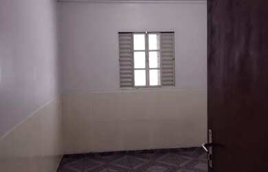 Imagem: A casa possui 2 Dormitórios, 1 Banheiro, 1 Vaga na garagem