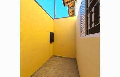 Imagem: A casa possui 2 Dormitórios, 2 Banheiros, 2 Vagas na garagem