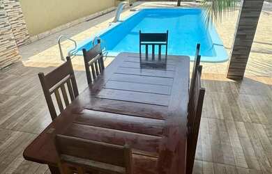 Imagem: A casa possui 3 Dormitórios, 4 Banheiros, 5 Vagas na garagem