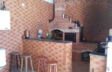 Imagem: A casa possui 4 Dormitórios, Acomodam 10 pessoas, 5 Vagas na