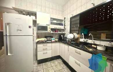 Imagem: A casa possui 3 Dormitórios, 2 Banheiros, 1 Vaga na garagem