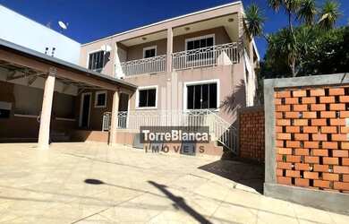 Imagem: A casa possui 5 Dormitórios, 2 Banheiros, 4 Vagas na garagem