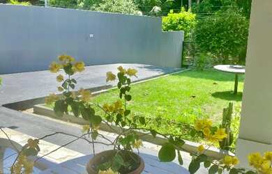 Imagem: A casa em condomínio possui 2 Dormitórios, 3 Banheiros, 5