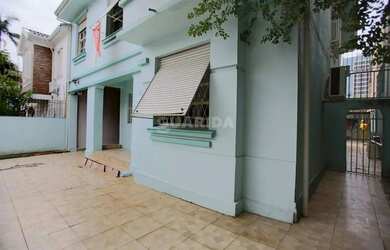 Imagem: A casa possui 3 Dormitórios, 1 Banheiro, 3 Vagas na garagem