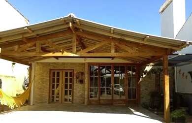 Imagem: A casa possui 2 Dormitórios, Acomodam 6 pessoas, 1 Vaga na