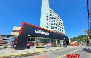 Imagem: O apartamento possui 1 Dormitório, 1 Banheiro, 1 Vaga na garagem