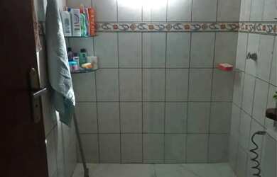 Imagem: A casa possui 2 Dormitórios, 1 Banheiro, 1 Vaga na garagem