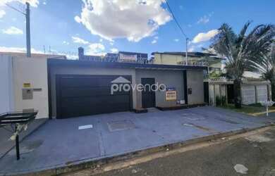 Imagem: A casa possui 4 Dormitórios, 4 Banheiros, 5 Vagas na garagem