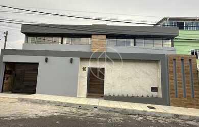 Imagem: A casa possui 4 Dormitórios, 1 Banheiro, 2 Vagas na garagem