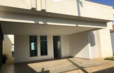 Imagem: A casa possui 3 Dormitórios, 3 Banheiros, 2 Vagas na garagem