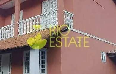 Imagem: A casa possui 3 Dormitórios, 3 Banheiros, 4 Vagas na garagem