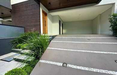 Imagem: A casa possui 3 Dormitórios, 2 Banheiros, 2 Vagas na garagem